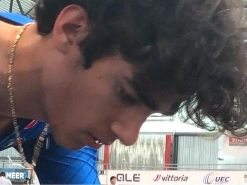 Jatuh di Trek, Pesepeda Italia Dirawat Karena Paru-parunya Tertusuk Kayu Jatuh di Trek, Pesepeda Italia Dirawat Karena Paru-parunya Tertusuk Kayu
