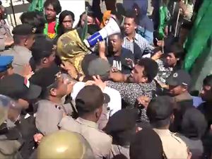 Unjuk Rasa di Kantor DPRD Mamuju, Pendemo Bentrok dengan Polisi
