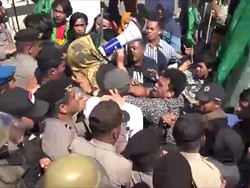 Unjuk Rasa di Kantor DPRD Mamuju, Pendemo Bentrok dengan Polisi