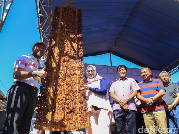 Wow, Ada Sate Raksasa di Ponorogo