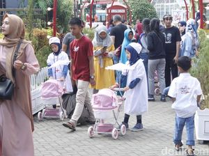 Hari H Lebaran, Floating Market Lembang Diserbu Ribuan Wisatawan Hari H Lebaran, Floating Market Lembang Diserbu Ribuan Wisatawan