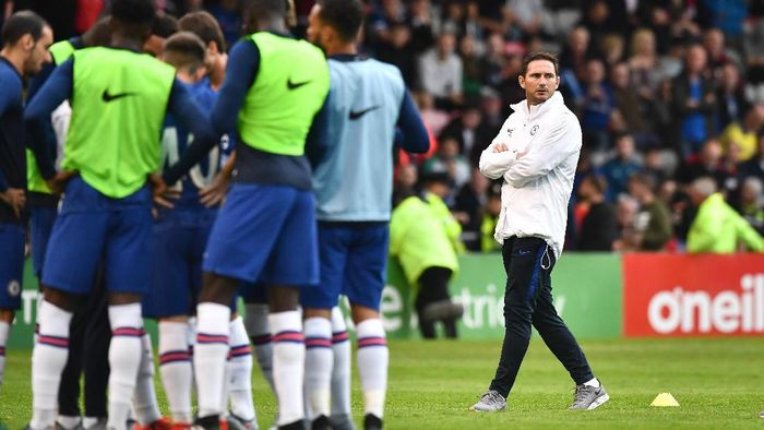 Manajer Chelsea, Frank Lampard, saat memimpin sesi latihan. (Foto: Charles McQuillan/Getty Images)