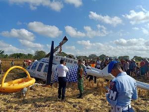 Helikopter Jatuh di Dekat Bandara Lombok Angkut 3 Orang Bule Helikopter Jatuh di Dekat Bandara Lombok Angkut 3 Orang Bule