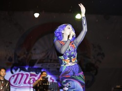 Aksi Panggung Jenita Janet Goyang Warga Kota Rambutan