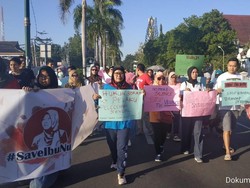 Warga Mataram NTB Gelar Aksi Dukung Pemberian Amnesti Baiq Nuril