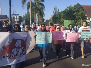 Warga Mataram NTB Gelar Aksi Dukung Pemberian Amnesti Baiq Nuril Warga Mataram NTB Gelar Aksi Dukung Pemberian Amnesti Baiq Nuril