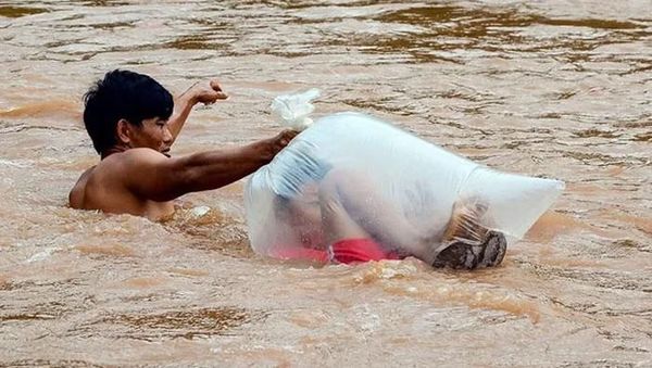 Bertaruh Nyawa! Demi ke Sekolah Seberangi Sungai Pakai Plastik