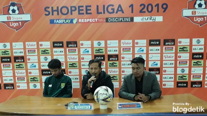 Pelatih Persebaya Djadjang Nurdjaman memberi selamat atas kemenangan PSS Sleman (Ristu Hanafi/detikSport) Pelatih Persebaya Djadjang Nurdjaman memberi selamat atas kemenangan PSS Sleman (Ristu Hanafi/detikSport)