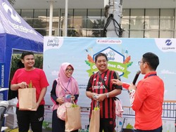 Kampanye Kurangi Polusi, TransJakarta Bagi-bagi Tanaman Hias di CFD