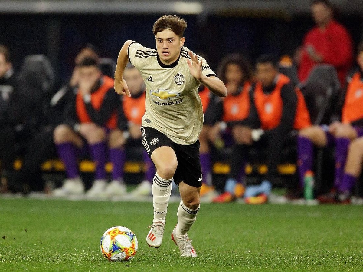 Winger Manchester United, Daniel James, dibela Ryan Giggs dari tuduhan sebagai tukang diving. (Foto: Will Russell/Getty Images)