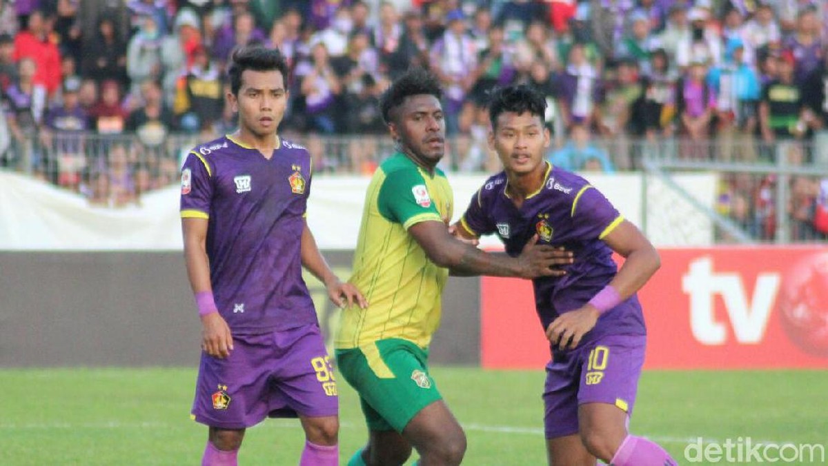Persik Kediri vs Persiwar Waropen  di Stadion Brawijaya, Kediri, Minggu (14/7/2019).  (Andhika Dwi/detikSport)