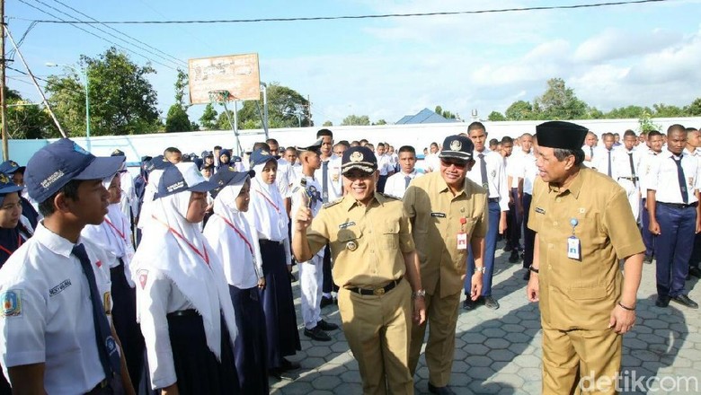 Hari Pertama Sekolah, Bupati Anas Pacu Semangat Siswa SMA/SMK Banyuwangi