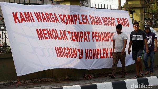 Warga Pasang Spanduk Tolak Penampungan Pencari Suaka di Jakbar
