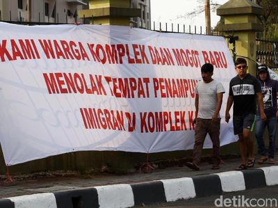 Warga Pasang Spanduk Tolak Penampungan Pencari Suaka di Jakbar
