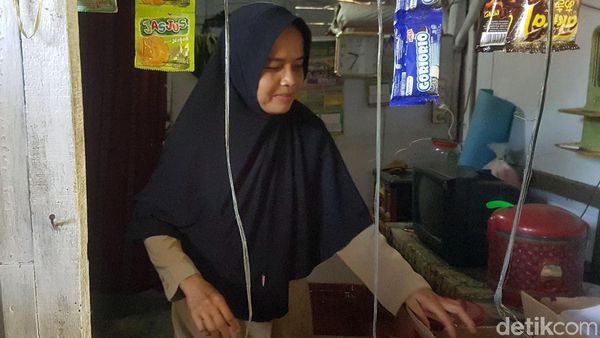 Potret Guru Honorer Banten yang Tinggal di Toilet Sekolah