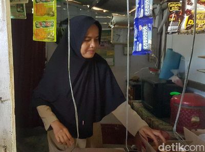 Potret Guru Honorer Banten yang Tinggal di Toilet Sekolah