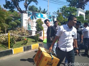 7 Tersangka Penggelembungan Suara Diserahkan ke Kejari Makassar 7 Tersangka Penggelembungan Suara Diserahkan ke Kejari Makassar