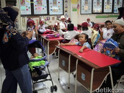 Drama Masuk Sekolah, Rebutan Kursi hingga Berangkat Subuh Antar Anak