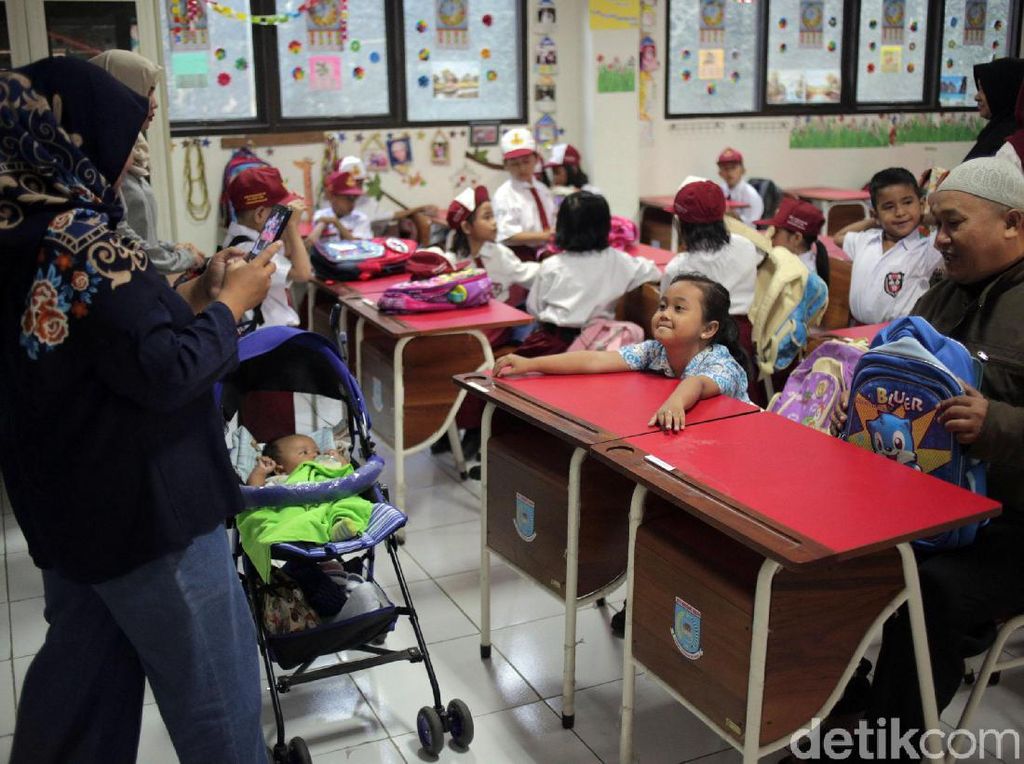 Drama Masuk Sekolah, Rebutan Kursi hingga Berangkat Subuh Antar Anak Drama Masuk Sekolah, Rebutan Kursi hingga Berangkat Subuh Antar Anak