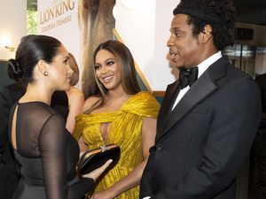 Bertemu Meghan Markle, Beyonce Bergaun Seksi di Premier Lion King