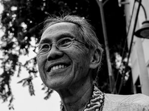 senyuman yang tulus dan sederhana