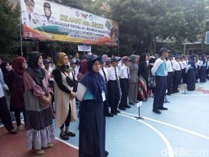 Hari Pertama Masuk Sekolah, Orangtua Siswa di Lamongan Ikut Upacara Bendera Hari Pertama Masuk Sekolah, Orangtua Siswa di Lamongan Ikut Upacara Bendera
