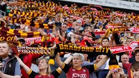 Pendukung Bradford City turut membawa syak Liverpool. Reuters/Ed Sykes.