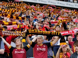 Pendukung Bradford City turut membawa syak Liverpool. Reuters/Ed Sykes.