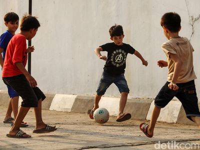 Anak-anak Pencari Suaka Bermain Bola di Tengah Pengungsian