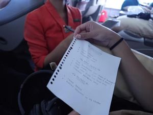 Viral Daftar Menu Pesawat Ditulis Tangan hingga Kulineran Charlize Theron Viral Daftar Menu Pesawat Ditulis Tangan hingga Kulineran Charlize Theron