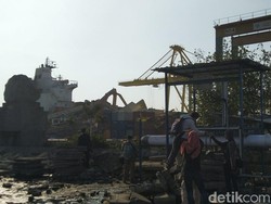 Butuh 5 Hari untuk Evakuasi Bangkai Crane yang Ambruk Tertabrak Kapal