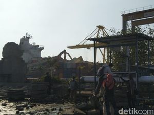 Butuh 5 Hari untuk Evakuasi Bangkai Crane yang Ambruk Tertabrak Kapal Butuh 5 Hari untuk Evakuasi Bangkai Crane yang Ambruk Tertabrak Kapal