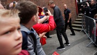 Jurgen Klopp melayani permintaan tand atangan fans. Reuters/Ed Sykes.