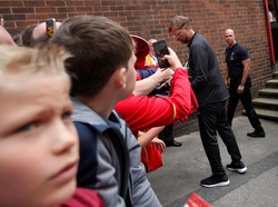 Jurgen Klopp melayani permintaan tand atangan fans. Reuters/Ed Sykes.