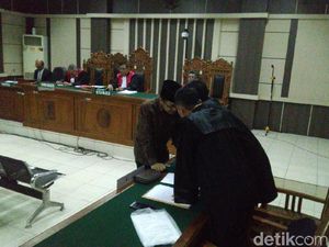Hakim Tipikor Cabut Hak Politik Taufik Kurniawan Selama 3 Tahun Hakim Tipikor Cabut Hak Politik Taufik Kurniawan Selama 3 Tahun