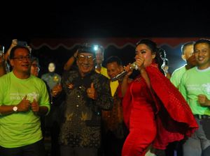 Tika Zein Sukses Goyang Sintang di Pentupan Kelam Tourism Festival