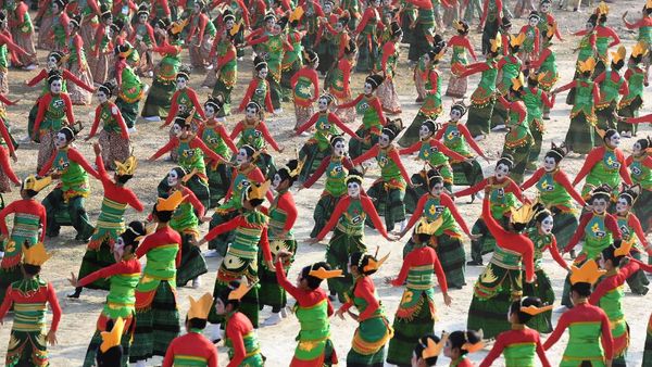 Melihat Lagi Penampilan Apik Penari Thengul yang Pecahkan Rekor Muri