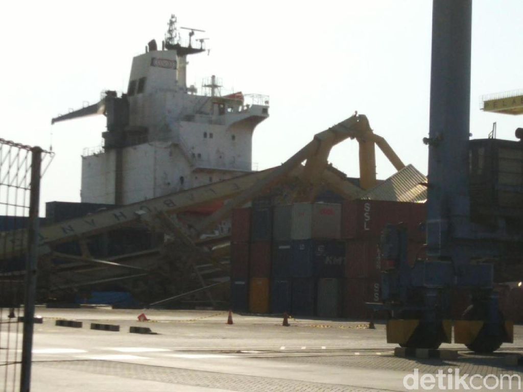 Pelindo III Jamin Pelayanan Tetap Jalan Pasca Crane Roboh Pelindo III Jamin Pelayanan Tetap Jalan Pasca Crane Roboh