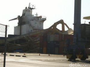 Sialnya Soul of Luck Tabrak Crane Raksasa di Pelabuhan Semarang Sialnya Soul of Luck Tabrak Crane Raksasa di Pelabuhan Semarang