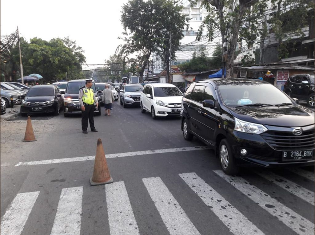 Hari Pertama Sekolah, Sejumlah Titik Lalu Lintas Jakarta Tersendat Hari Pertama Sekolah, Sejumlah Titik Lalu Lintas Jakarta Tersendat