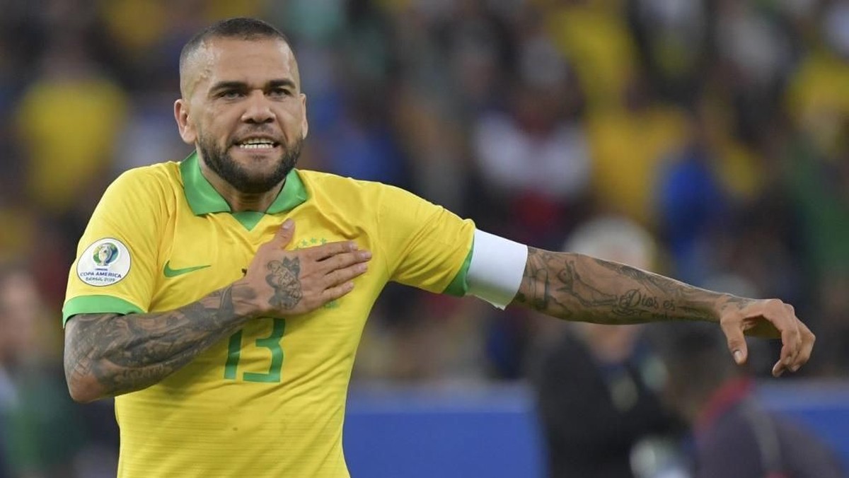 Dani Alves dikabarkan bersedia bergabung dengan Arsenal. (Foto: Luis Acosta / AFP)