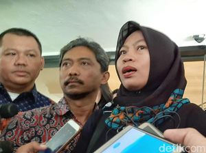 Baiq Nuril Terisak Baca Surat Permohonan Amnesti untuk Jokowi Baiq Nuril Terisak Baca Surat Permohonan Amnesti untuk Jokowi