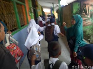 Hari Pertama Sekolah, Ratusan Siswa di Makassar Berebut Bangku Hari Pertama Sekolah, Ratusan Siswa di Makassar Berebut Bangku