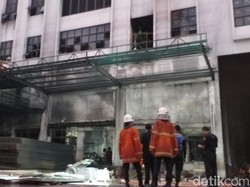 17 Mobil PMK Dikerahkan, Namun Api yang Lalap Gudang Belum Padam