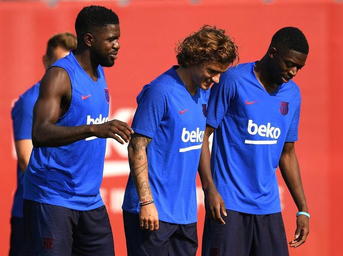 BARCELONA, SPAIN - JULY 15: Samuel Umtiti, Antoine Griezmann and Ousmane Dembele of FC Barcelona arrive at their first training session at Ciutat Esportiva of Sant Joan Despi on July 15, 2019 in Barcelona, Spain. (Photo by David Ramos/Getty Images)