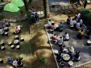 Nikmatnya Menyeruput Secangkir Kopi di Tepi Hutan Pinus