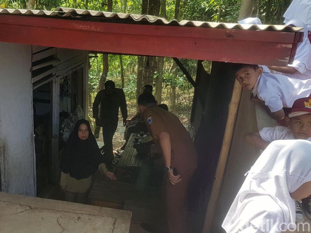 Komite Sekolah Sempat Larang Guru Honorer SD di Pandeglang Tinggal di WC Komite Sekolah Sempat Larang Guru Honorer SD di Pandeglang Tinggal di WC