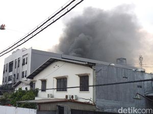 Evakuasi 4 Pegawai terjebak di Atap Gudang Terbakar Berlangsung Dramatis