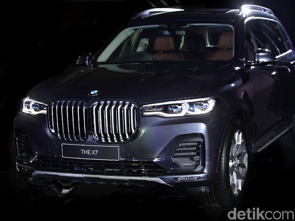 BMW X7 Versus Range Rover Velar BMW X7 Versus Range Rover Velar
