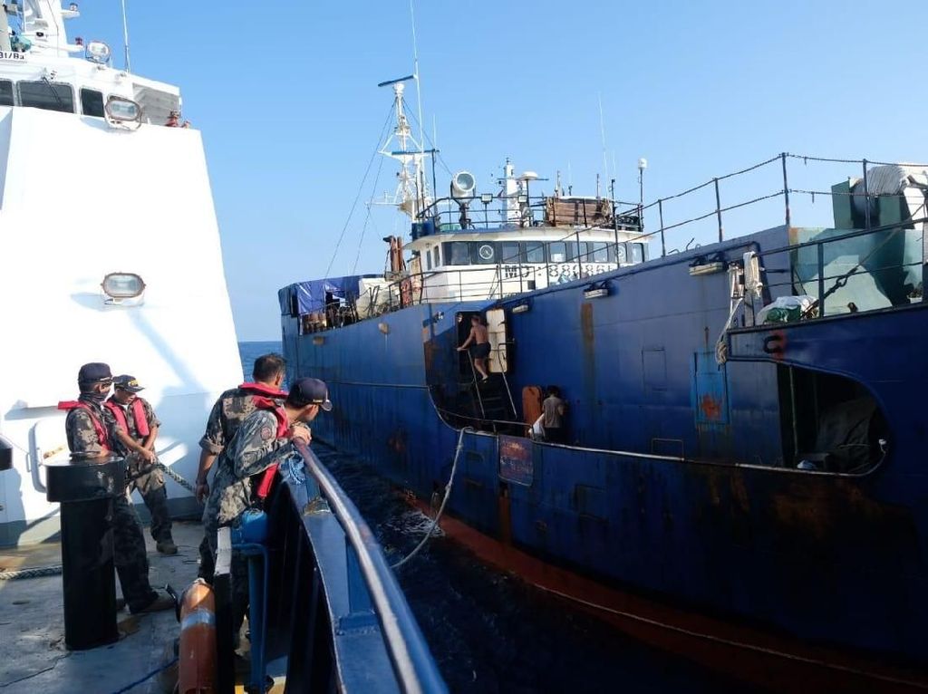 Kapal Pencuri Ikan Buruan Interpol Ditangkap Satgas 115 di Laut RI Kapal Pencuri Ikan Buruan Interpol Ditangkap Satgas 115 di Laut RI
